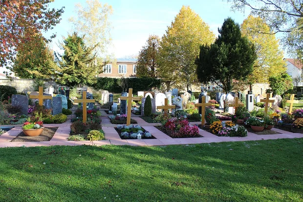 Bild von mehreren Gräbern nebeneinander auf einem Friedhof