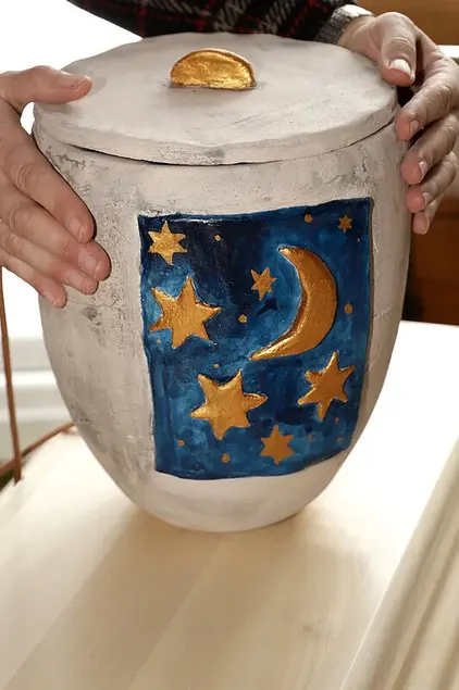 Urne mit Sternen und Mond