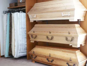 Särge mit Deckengarnitur Rühle Bestattungen