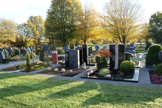 Reihe von Doppelgräber auf einem Friedhof